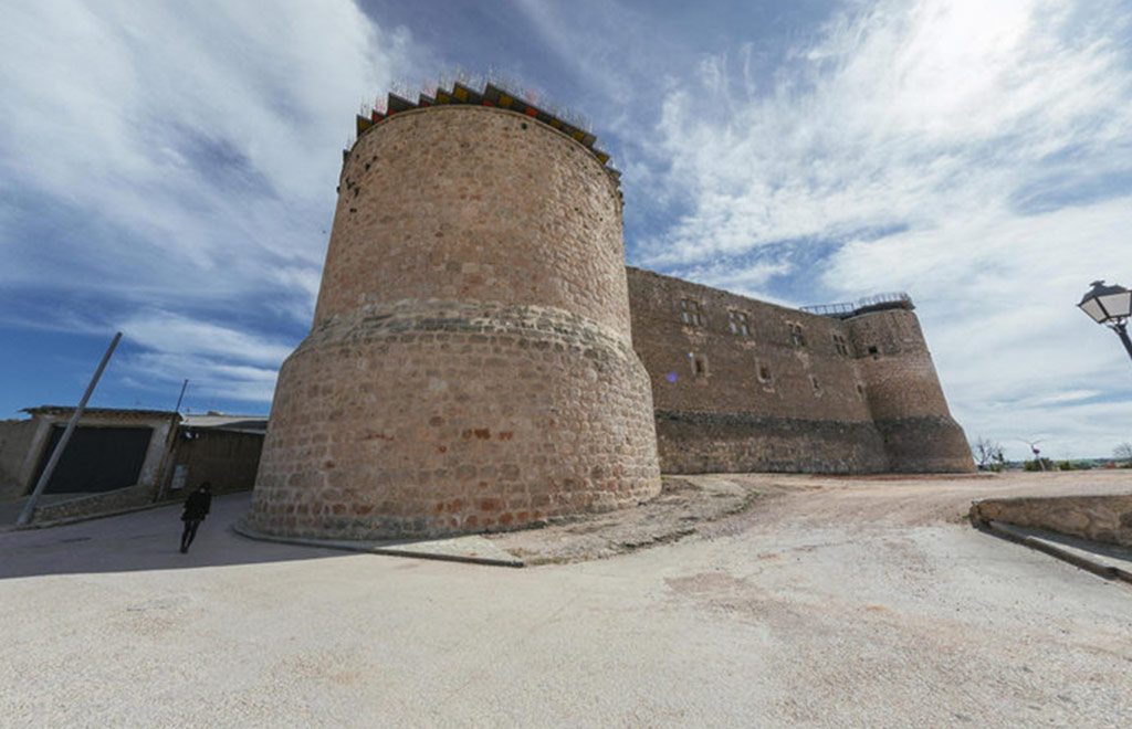 Imágen del Castillo de Garcimuñoz en Cuenca. Exterior ya restaurado por Sustratal