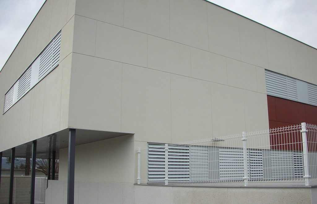 Imágen del Colegio Público Santa Cruz de Retamar. Fachada exterior del edificio por Sustratal