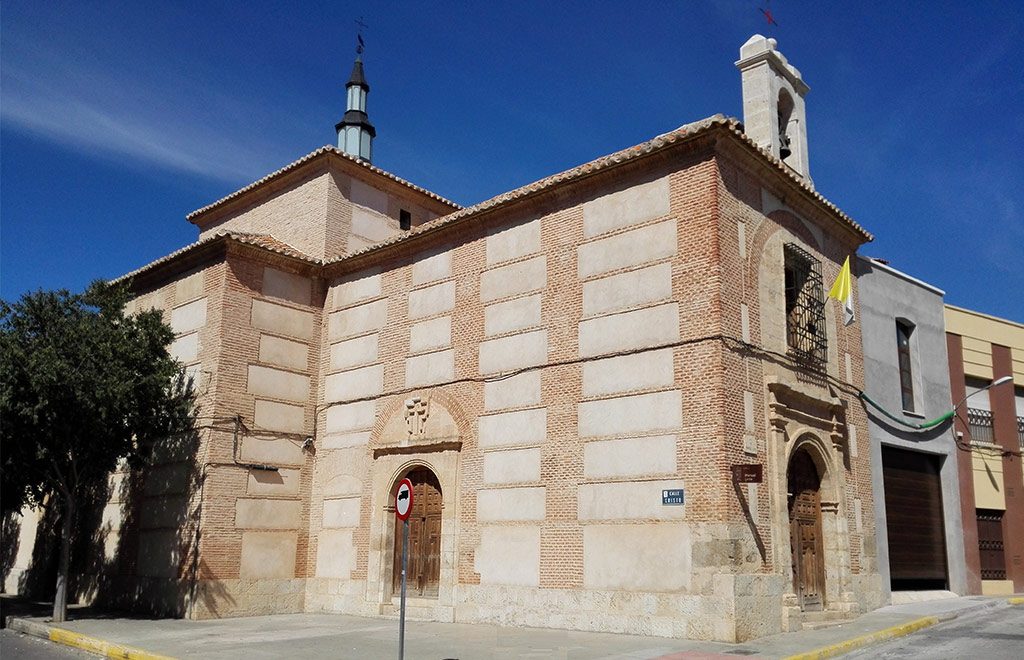 Imagen de la Iglesia del Santo Cristo de la Misericordia en Valdepeñas, Ciudad Real. Exterior de la fachada por Sustratal