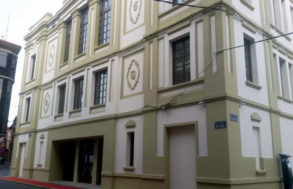 Imágen del Teatro Manuel Gullón en Astorga. Fachada principal restaurada por Sustratal